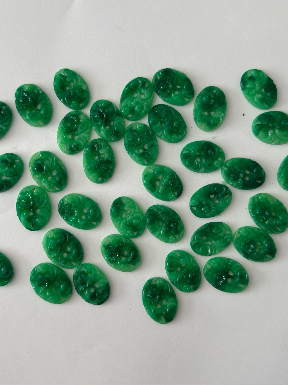 VINTAGE 30'S faux Jade PLASTIC Flat back jewelry accessory 35 pieces GERMANY